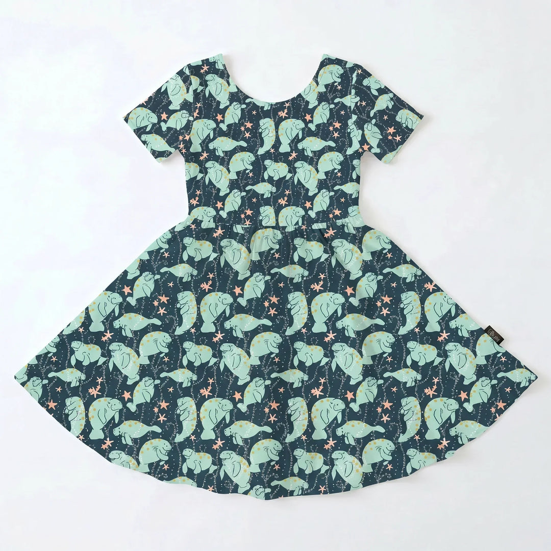 Bambus-Drehkleid mit Mondschein-Manati-Schwimmmotiv