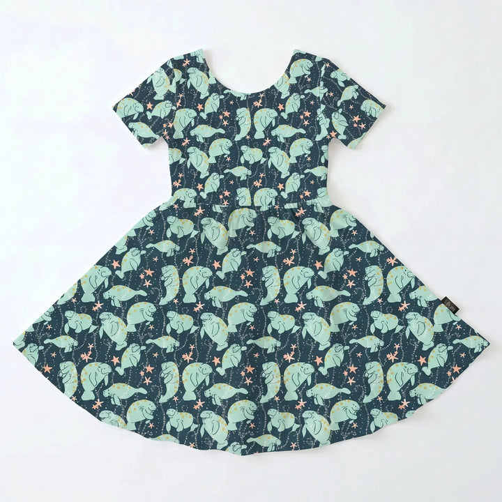 Bambus-Drehkleid mit Mondschein-Manati-Schwimmmotiv