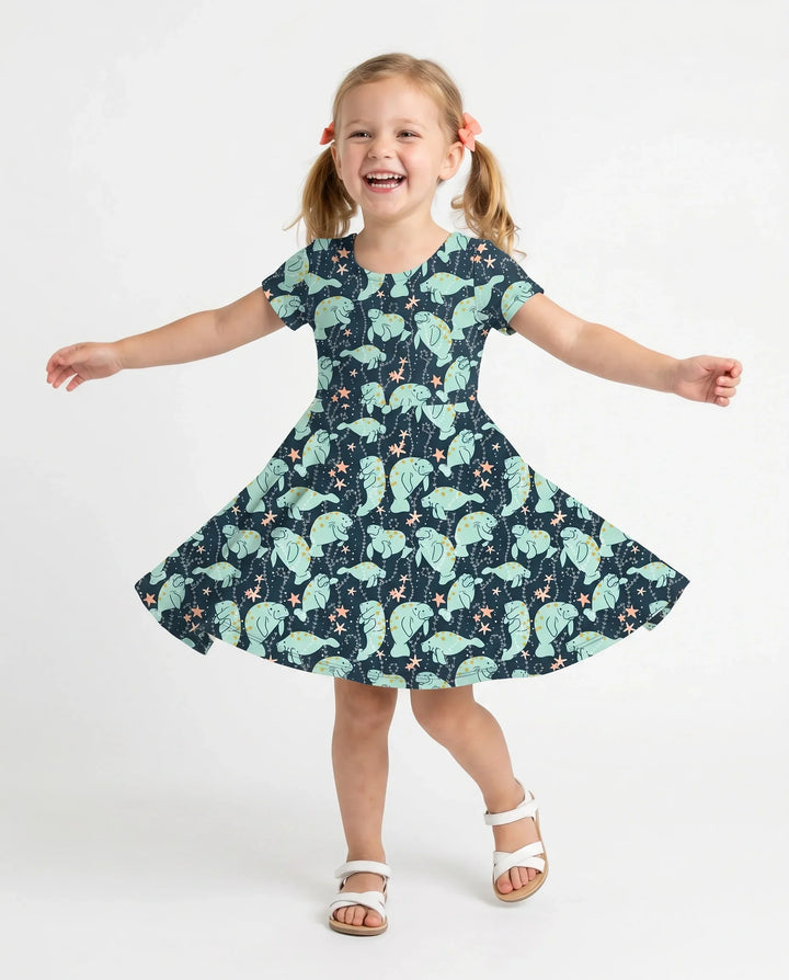 Bambus-Drehkleid mit Mondschein-Manati-Schwimmmotiv