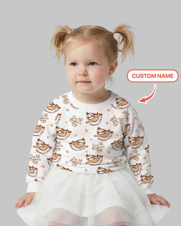 Personalisierter Name Mama & Baby Faultier – Unser erster Muttertag 2026 Bambus-Sweatshirt mit Rundhalsausschnitt