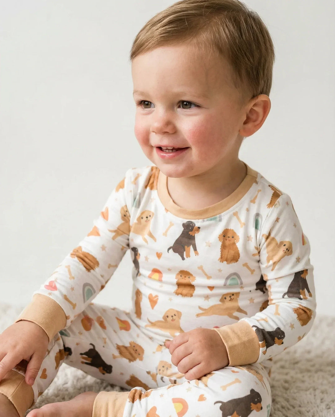 Zweiteiliger Pyjama aus Bambus mit braunen Hunden