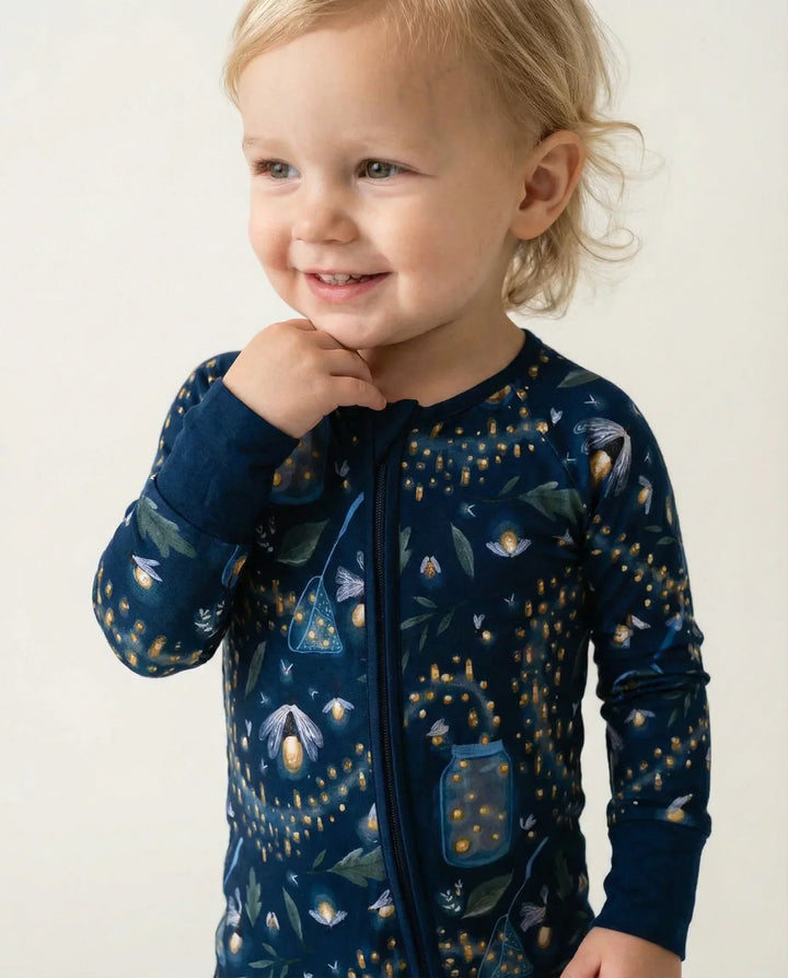 Strampler mit Reißverschluss aus Bambusjersey „Catching Fireflies“