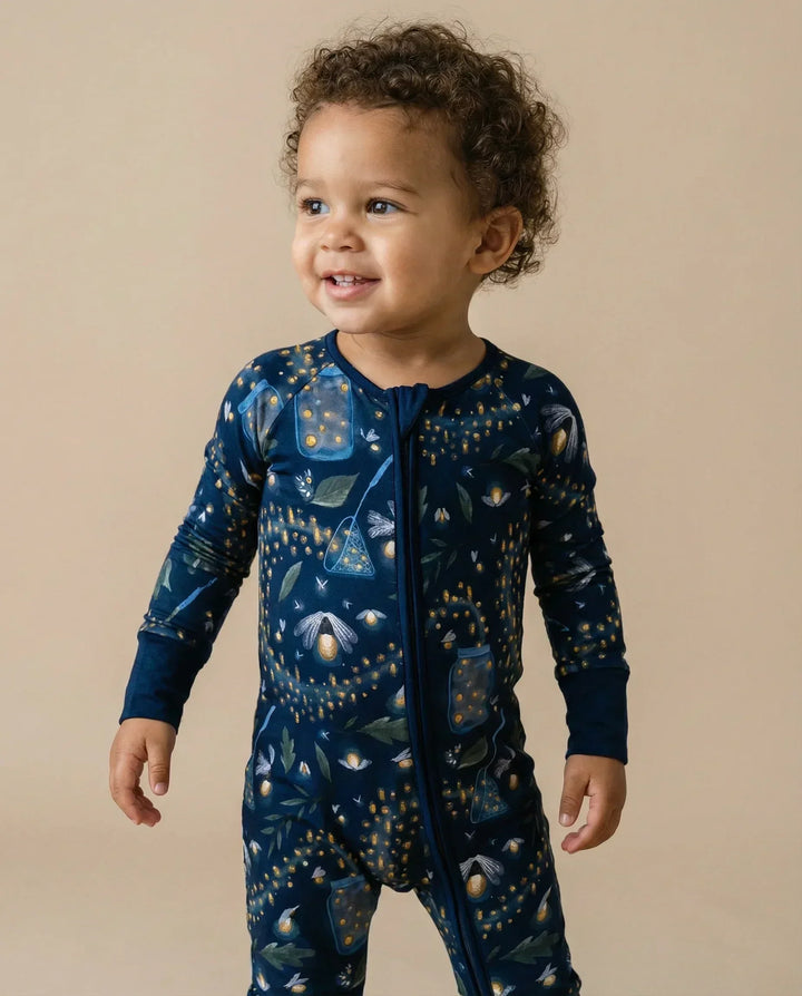 Strampler mit Reißverschluss aus Bambusjersey „Catching Fireflies“