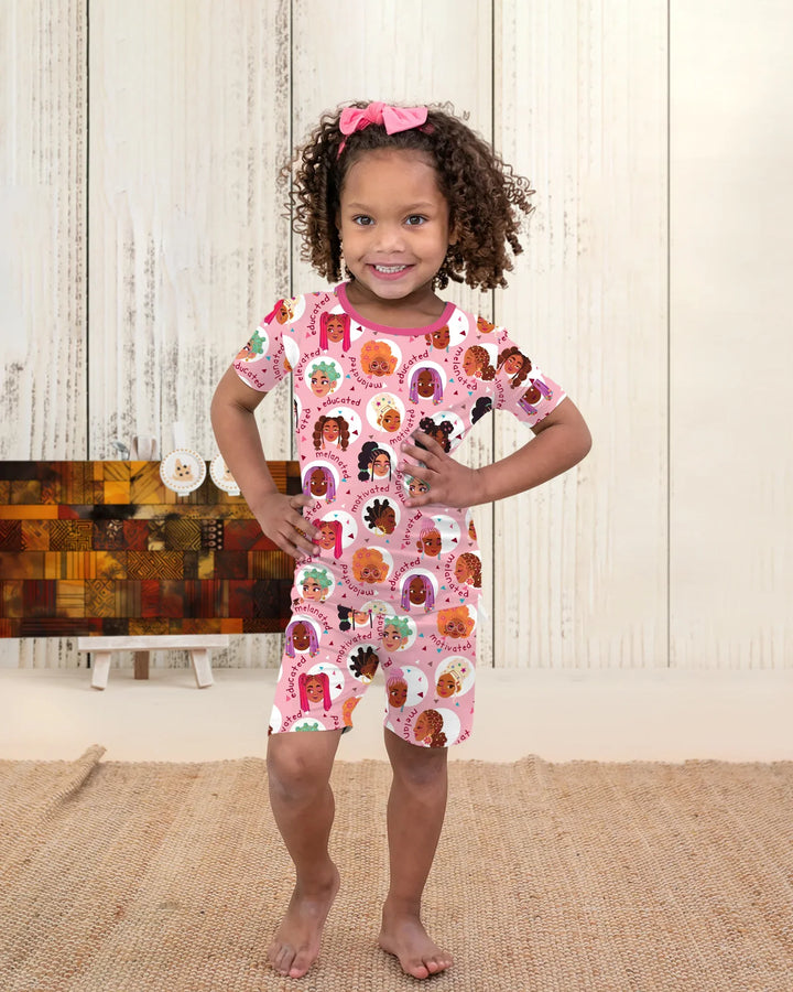 Template Zweiteiliges Pyjama-Set mit kurzen Ärmeln und Shorts