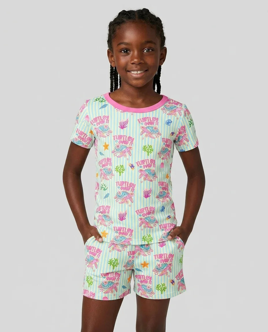 Template Zweiteiliges Pyjama-Set mit kurzen Ärmeln und Shorts