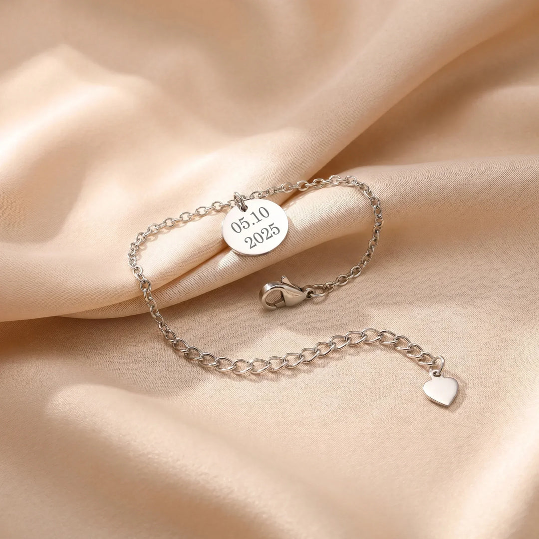 Das Signature-Plättchen: Personalisiertes Baby-Fußkettchen