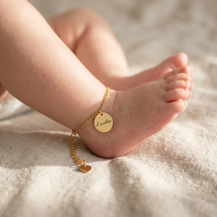 Das Signature-Plättchen: Personalisiertes Baby-Fußkettchen
