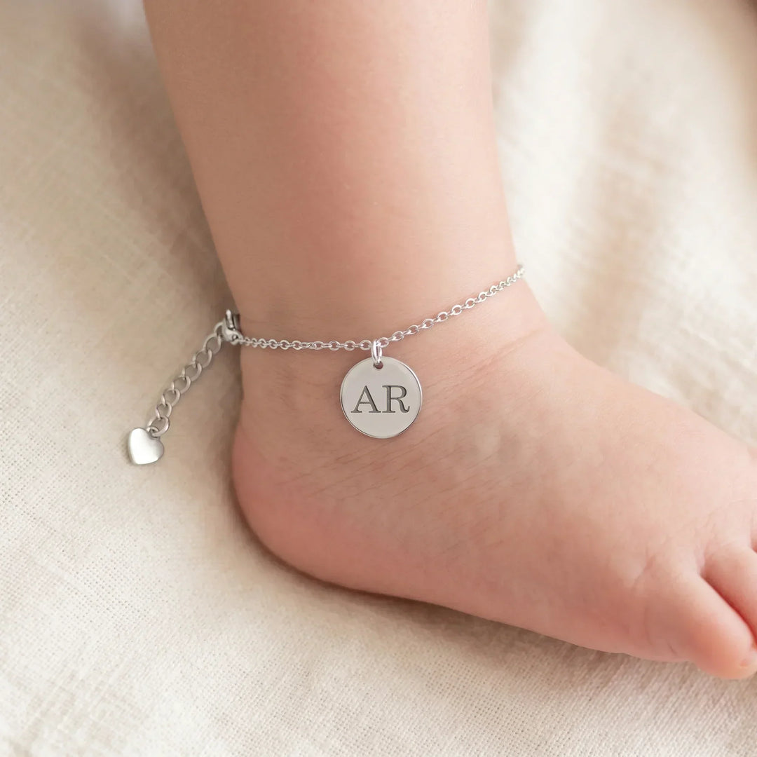 Das Signature-Plättchen: Personalisiertes Baby-Fußkettchen