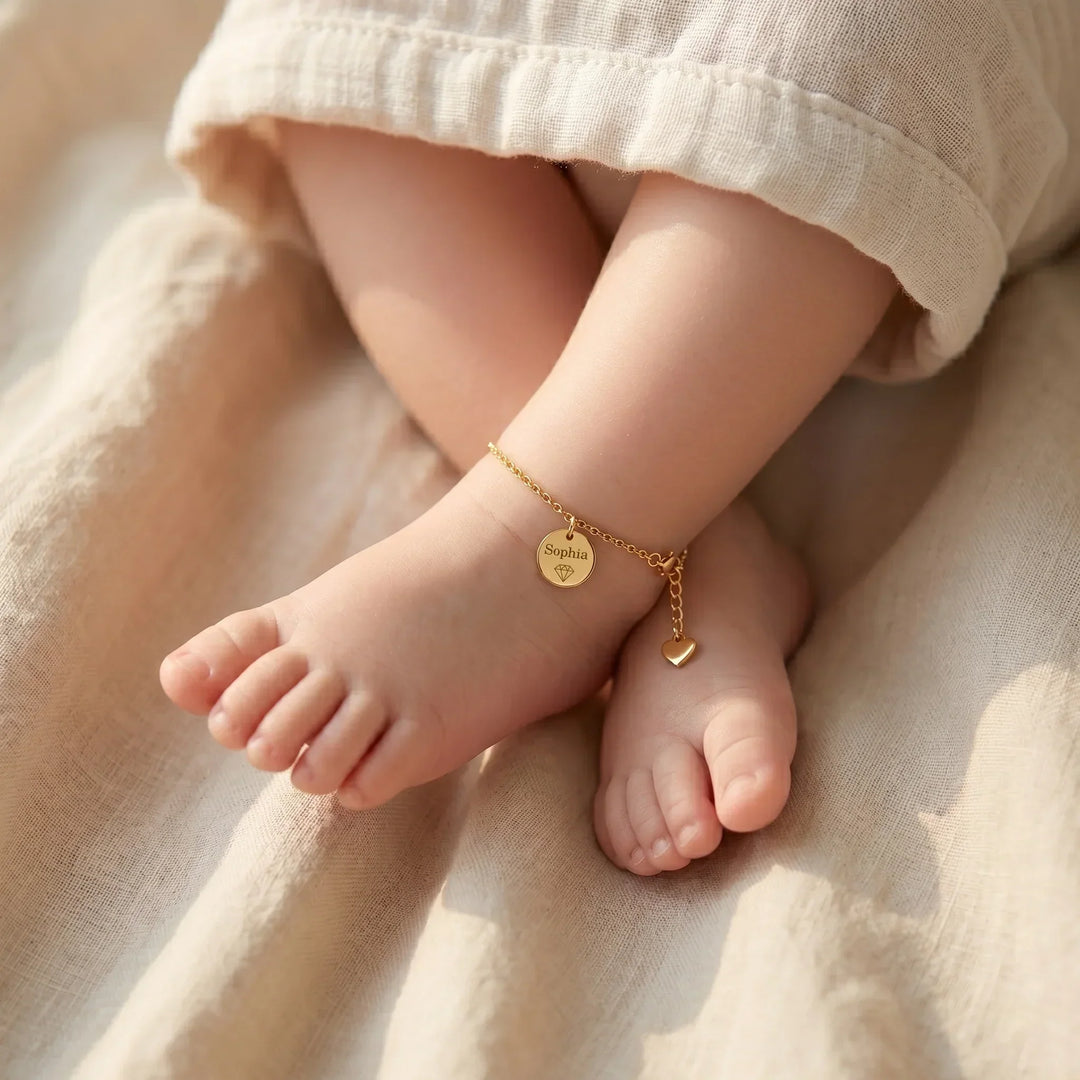 Das Signature-Plättchen: Personalisiertes Baby-Fußkettchen