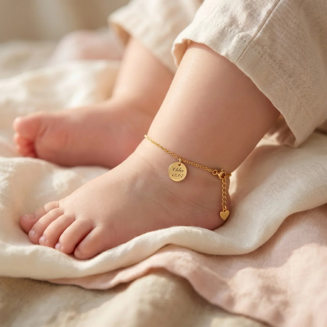 Das Signature-Plättchen: Personalisiertes Baby-Fußkettchen