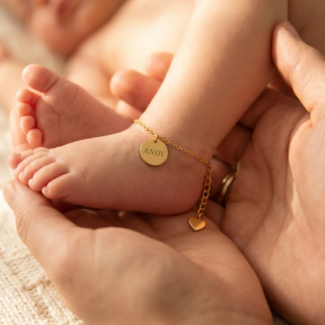 Das Signature-Plättchen: Personalisiertes Baby-Fußkettchen
